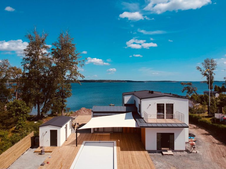 Solsegel vid vattnet