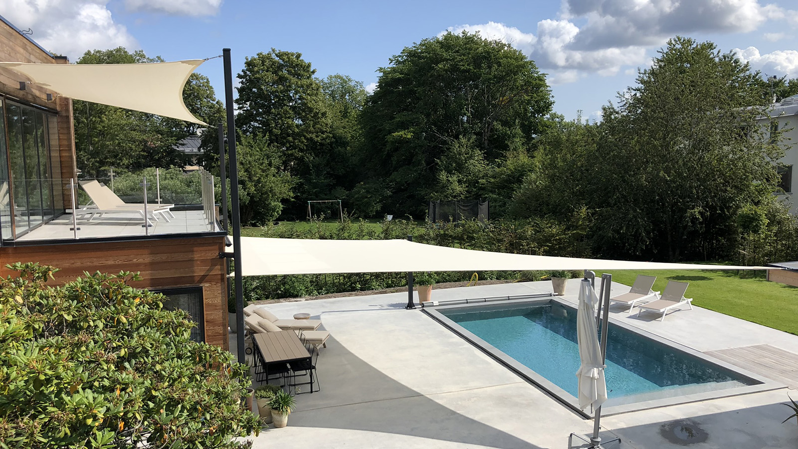 Solsegel pool och terass