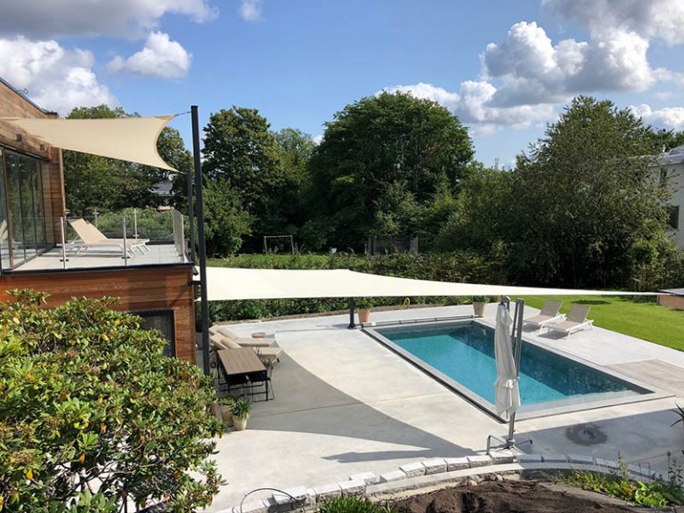 Solsegel över pool