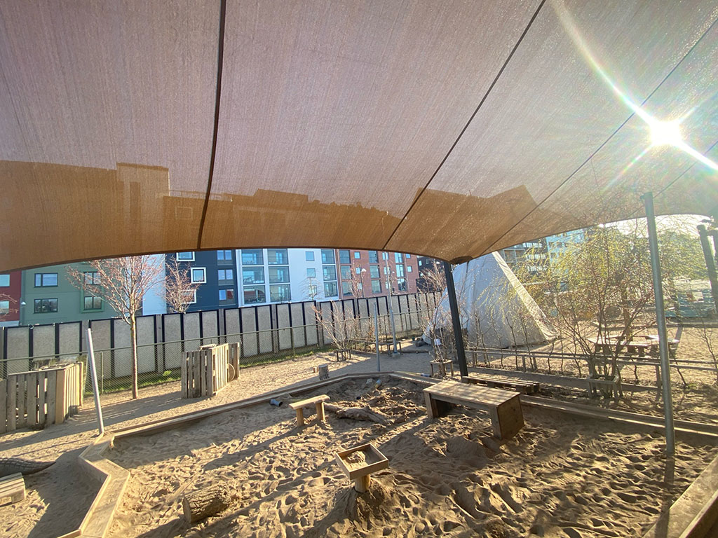 Segeltak över lekplats