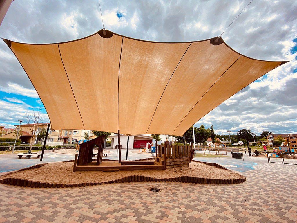 Solsegel över lekplats