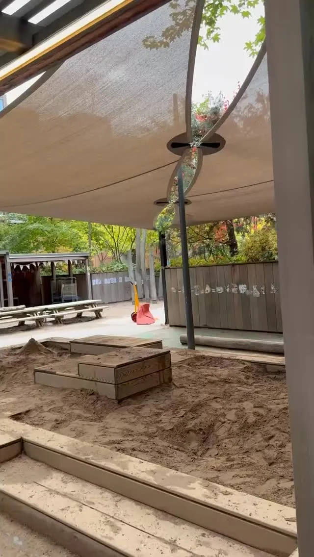 Stora solskydd kräver smarta lösningar. Genom att tillverka 2 solsegel och koppla ihop dom kunde vi spara lyktstolpen i mitten av installationen. Skräddarsydda hållbara solskydd till förskola och skola. 

#skolsegel #solsegel #solskydd #förskolan #segeltak