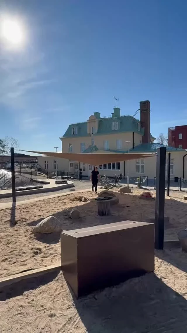 Delägaren Dan berättar om Skolsegel och dess fördelar. 

#skolsegel #solsegel #solskydd #förskolan #segeltak