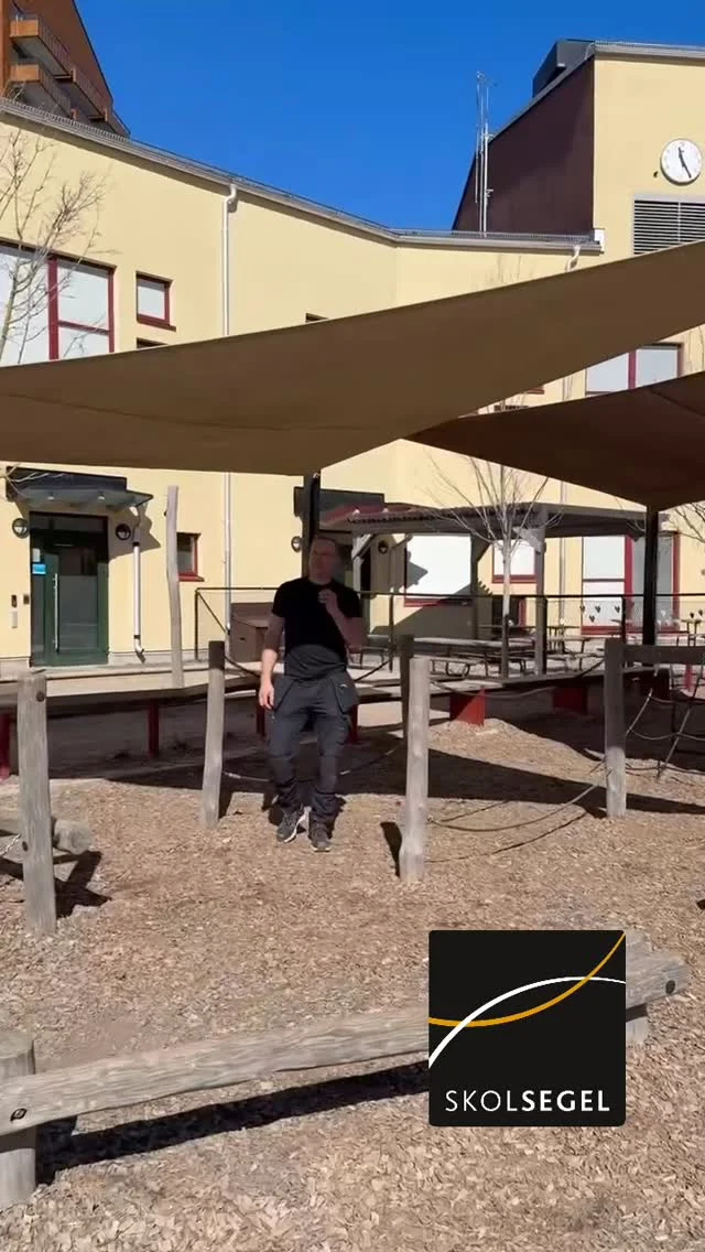 Flera Skolsegel skapar större skuggade ytor. En härlig plats för lek och rörelse. 

#Skolsegel #solsegel #förskolan #skolan #solskydd
