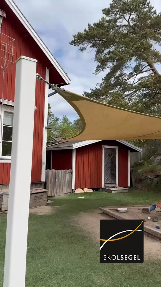 Färger på våra Solsegel! Med över 40 olika färger så kan vi skapa härliga skuggade utemiljöer. Har man på marken gummimatta med färg så brukar vi matcha ihop färgerna. Det blir lekfullt och inspirerande. 

#skolsegel #solsegel #förskolan #skolan #tidningenförskolan